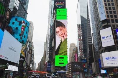 Spotify разместил билборд с екатеринбургской певицей Монеточкой на Таймс-сквер в Нью-Йорке