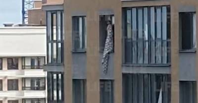 В Екатеринбурге девочке пришлось спасаться от пожара на карнизе 17-го этажа