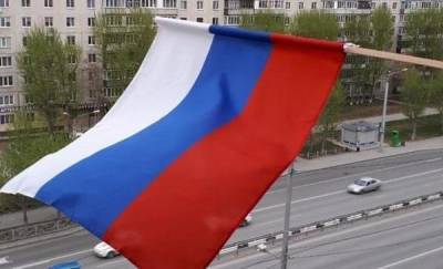 Тюменцы празднуют 1 мая, украшая окна и балконы российским триколором