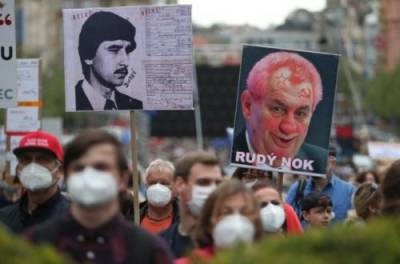 Чехи протестували проти президента Земана з прапором України. Все через Росію