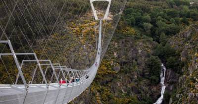 В Португалии открыли самый длинный в мире подвесной пешеходный мост (фото, видео)