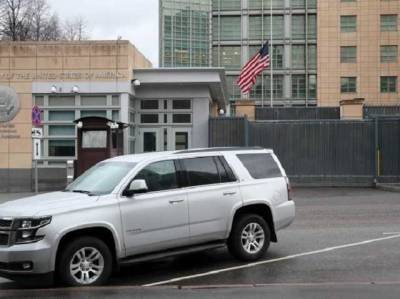 Посольство США у РФ перестало видавати візи росіянам, лише у “випадку загрози життю”