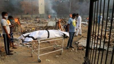 Вечное сияние погребального огня: погибших в Индии от COVID-19 сотни тысяч
