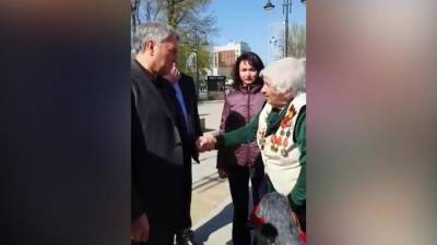 В Саратове 90-летняя ветеран пообещала ударить Володина палкой