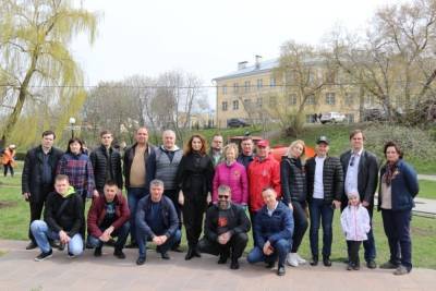 Рязанские депутаты посадили деревья на Лыбедском бульваре