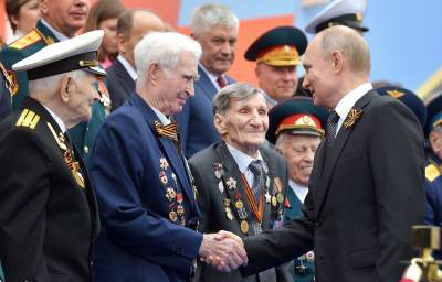 Путин поздравил ветеранов с Днем Победы