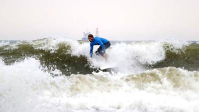 Тренировки серфингистов на Курилах вызвали возмущение в Японии
