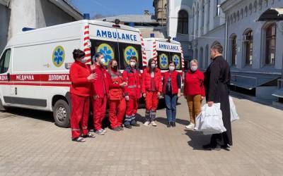 УПЦ и волонтеры передали Пасхальные поздравления и подарки медикам «Скорой помощи» Одессы