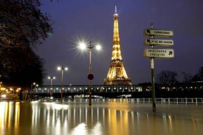 Во Франции к концу июня отменят карантин и начнут пускать иностранных туристов
