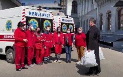 Священники УПЦ поздравили медицинских работников с 118-летием со дня основания первой станции "Скорой помощи" в Одессе
