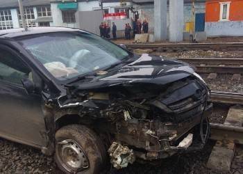 В Вологде в результате ДТП автомобиль застрял на железнодорожных путях