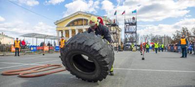 Пожарные таскали колеса весом в 100 кг по площади в Петрозаводске в честь своего праздника (ФОТО и ВИДЕО)