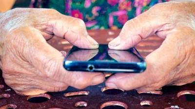 Телефон взорвался в руках у пожилого петербуржца — видео