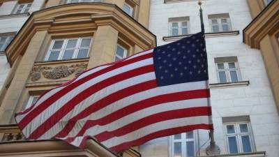 Политолог назвал причину приостановки выдачи виз посольством США в РФ