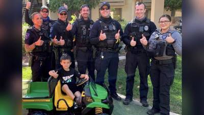 John Deere - Полицейские в США подарили мальчику машинку взамен украденной - iz.ru - шт. Аризона