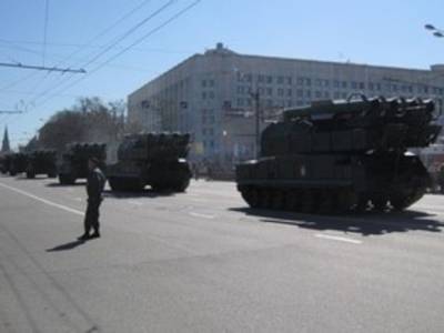 Военная техника протаранила ограждение на дороге в Москве