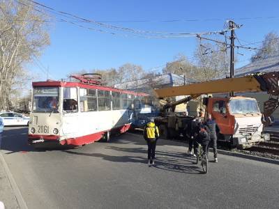 В Челябинске трамвай сошел с рельсов после столкновения с автокраном. Есть пострадавшие