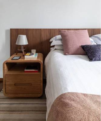 Кровать с деревянным изголовьем: 35 впечатляющих примеров