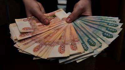 Замначальника таможенного поста ответит в суде Петербурга за взятку в 2,4 млн рублей