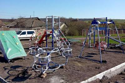 В Ясиноватском районе устанавливают новую детскую площадку