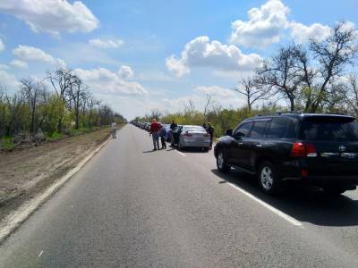 В Запорожской области в направлении Мелитополя образовалась километровая пробка: фото, видео