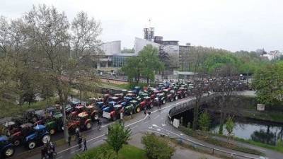 С фермерами «шутки плохи»: в Страсбурге около 1,5 тыс тракторов заблокировали движение (ФОТО)