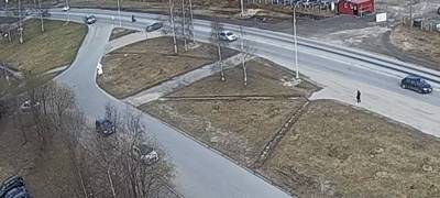 Мотоциклист протаранил автомобиль и перелетел через капот в Петрозаводске (ВИДЕО)