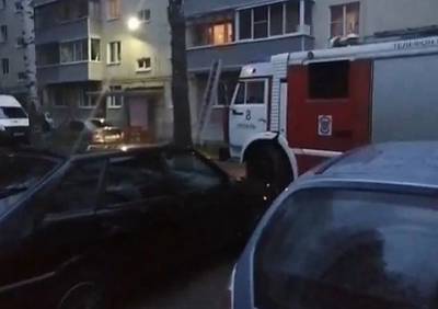 Рязанские пожарные влезли в квартиру через балкон, чтобы помочь пенсионерке