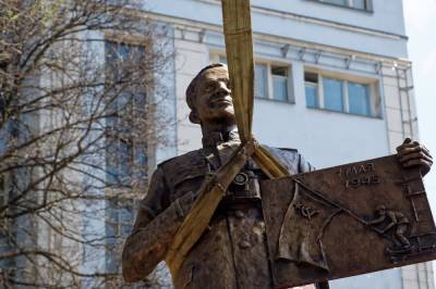 В Донецке установили памятник легендарному фоторепортёру Великой...