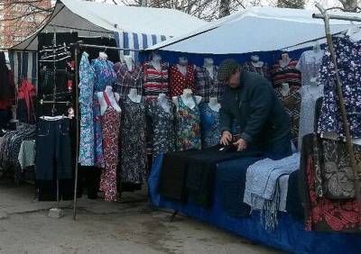На площади Победы улетевшая торговая палатка травмировала рязанку