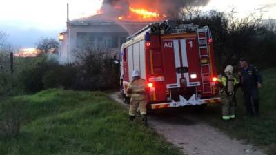В селе под Симферополем загорелся жилой дом - фото