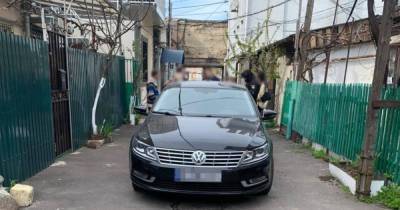 В Одессе водитель автомобиля прямо во дворе сбил насмерть женщину