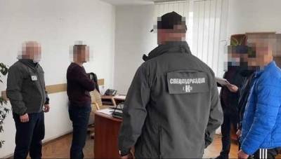 На Житомирщине двое полицейских задержаны при получении взятки талонами на 1,1 тыс. литров топлива, - прокуратура
