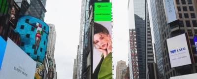 Елизавета Гырдымова - В Нью-Йорке разместили баннер с певицей Монеточкой - runews24.ru - Нью-Йорк - Нью-Йорк