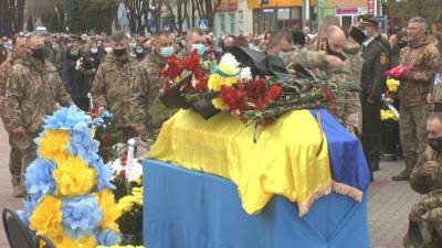 Погибшего на Донбассе воина Романа Гуляка похоронили на Хмельнитчине