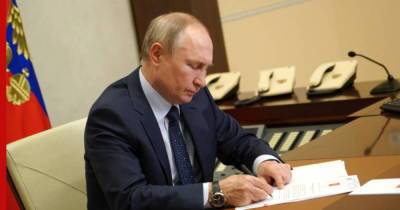 Путин обязал чиновников сообщать об отсутствии российского гражданства