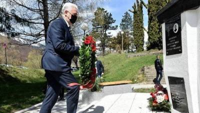Руководство Черногории впервые за два десятилетия почтило память...