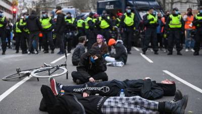 Дракой с полицейскими закончилась акция протеста в Лондоне