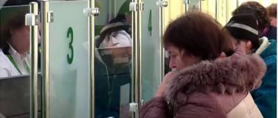 Украинцы начнут получать пенсии через банки: когда и кого коснется