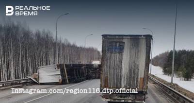 В Татарстане сняли на видео огромную пробку из-за опрокинувшейся фуры