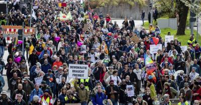 В Штутгарте тысячи человек протестовали против карантина: "С нами обращаются как с несовершеннолетними"