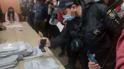 Выборы на Прикарпатье: проблемы нашли уже на 6 участке, пришлось вызывать полицию