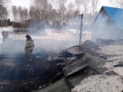 Последствия пожара в частной постройке в Кемеровском районе сняли на видео