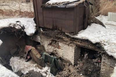 В Оренбурге во дворе жилого дома обрушился грунт