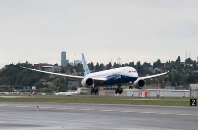 В Красноярске сел японский Boeing c отказавшим двигателем