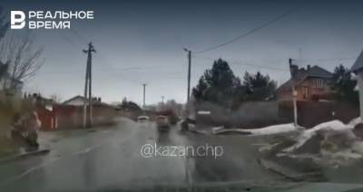 В Казани сняли на видео, как автохам облил грязью детей