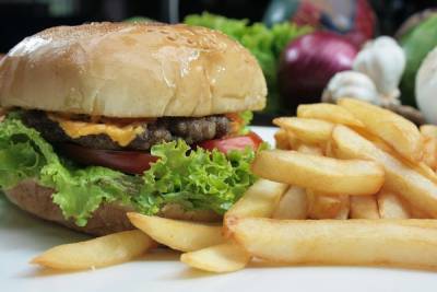 Саратовские санитарные врачи назвали чипсы и картофель-фри «пищевым мусором»