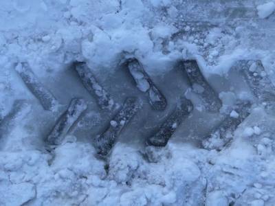 На Сахалине группа с детьми провалилась на снегоходе под лед — один мужчина в коме