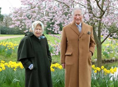 Букингемский дворец опубликовал новые фото Елизаветы II и принца Чарльза к Пасхе
