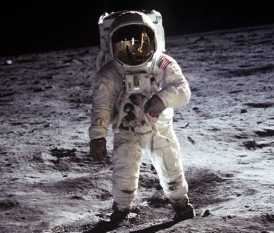 Express: Полет американцев на Луну мог обернуться катастрофой для Земли
